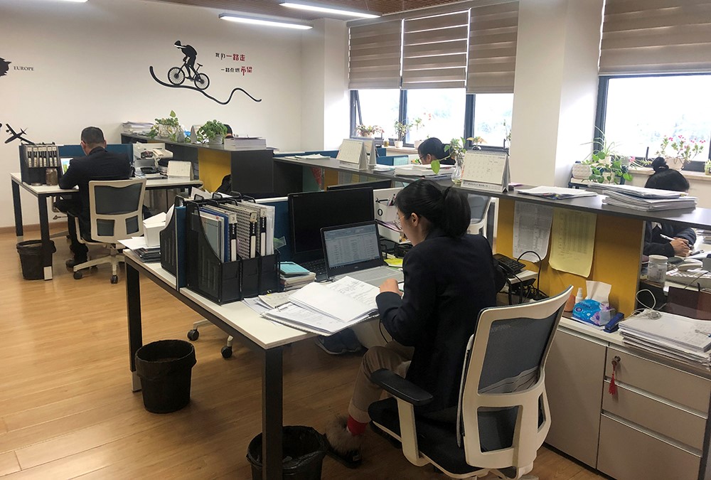 1550629189217059.jpg 1進出口辦公區(qū)員工緊張工作.jpg